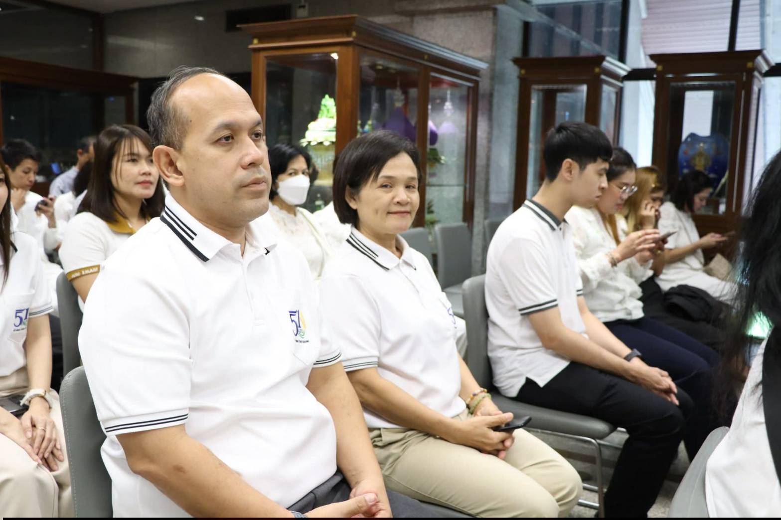 title - ศูนย์ส่งเสริมและพัฒนาอาชีพเสริมนอกภาคการเกษตร โดย สำนักงานการปฏิรูปที่ดินเพื่อเกษตรกรรม จัดโครงการพัฒนาบุคลากรเพื่อเพิ่มประสิทธิภาพการดำเนินงานด้านศิลปหัตถกรรม กิจกรรมไหว้ครูช่าง ณ ชั้น 2 อาคารพระมิ่งขวัญ ศูนย์ส่งเสริมและพัฒนาอาชีพเสริมนอกภาคการเกษตร (ศูนย์ศิลปาชีพบางไทรฯ (เดิม))